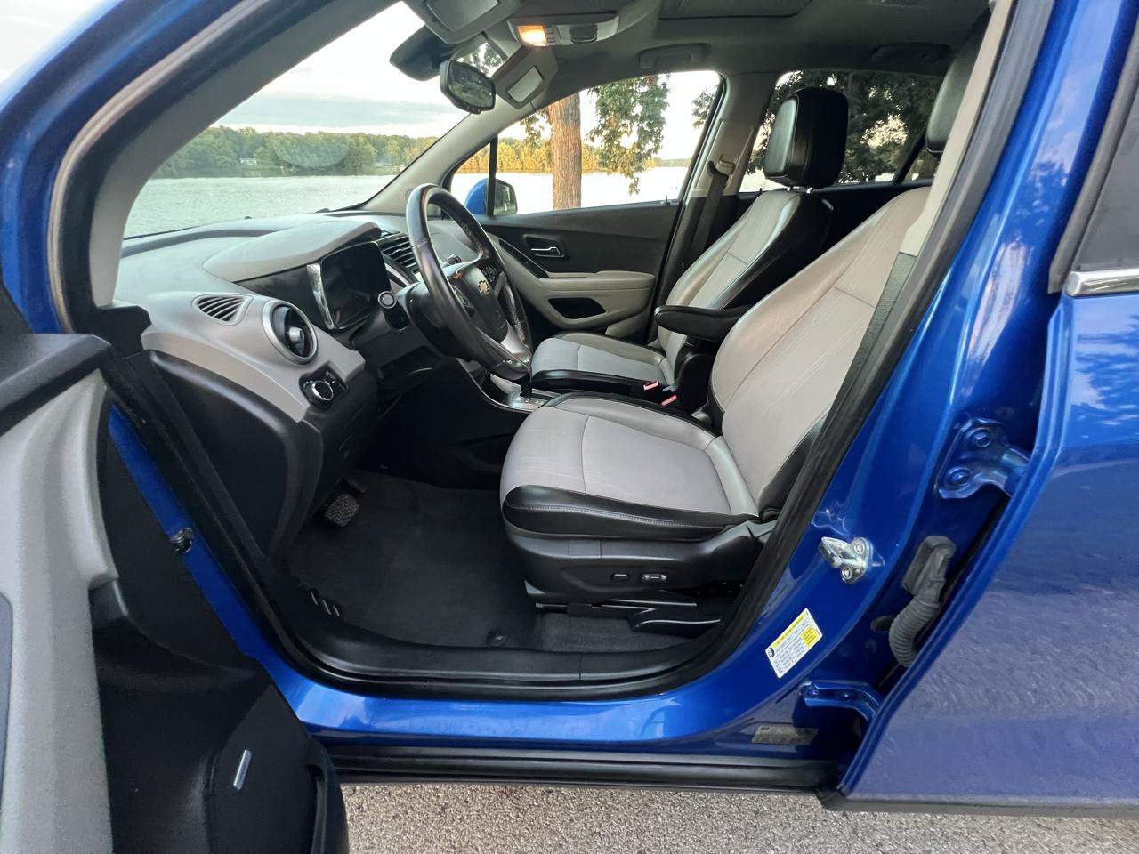 Used 2015 Chevrolet Trax LT w/ LT Sun and Sound Package FWD image 31
