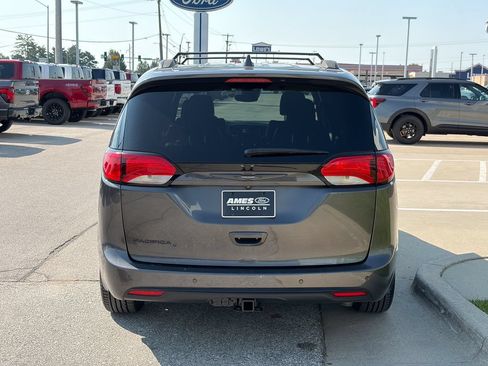 Used 2019 Chrysler Pacifica Touring-L FWD image 5