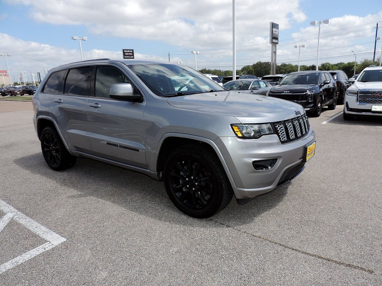 Used 2021 Jeep Grand Cherokee Laredo X RWD image 3