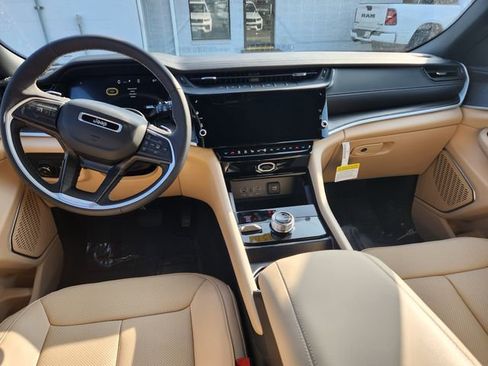 New 2026 Jeep Grand Cherokee Limited w/ Luxury Tech Group II AWD/4WD image 10