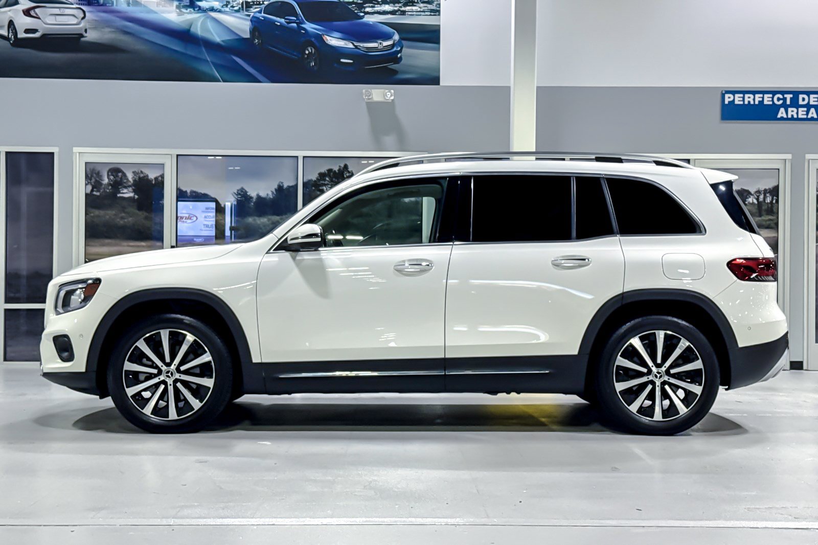 Used 2023 Mercedes-Benz GLB 250 w/ Premium Package image 2