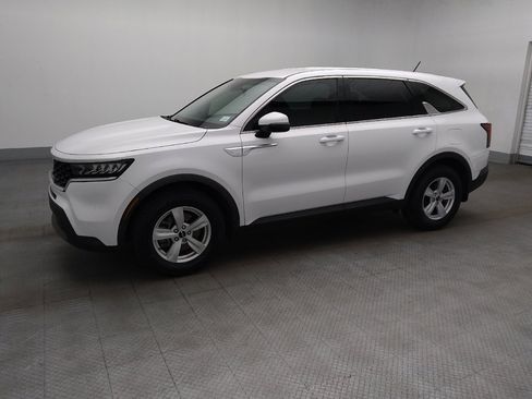 Used 2023 Kia Sorento LX image 2