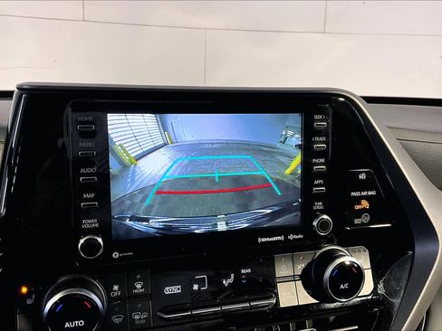Used 2022 Toyota Highlander XLE AWD/4WD image 29