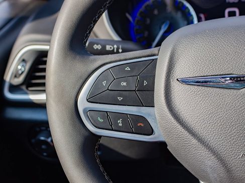 Used 2025 Chrysler Pacifica Select FWD image 21