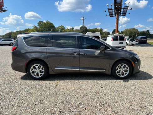 Used 2017 Chrysler Pacifica Touring-L Plus w/ Tire & Wheel Group FWD image 5