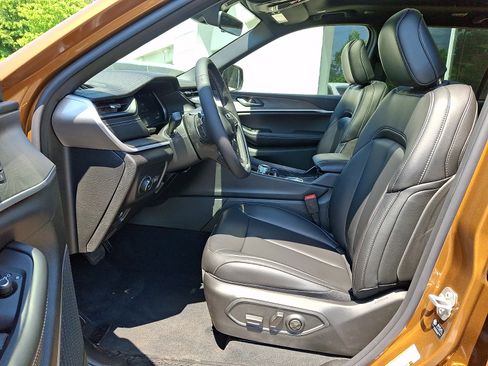 New 2026 Jeep Grand Cherokee Limited w/ Limited Altitude Package AWD/4WD image 9