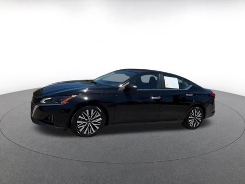Used 2025 Nissan Altima 2.5 SV FWD image 8
