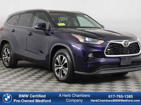 Used 2021 Toyota Highlander XLE AWD/4WD image 1