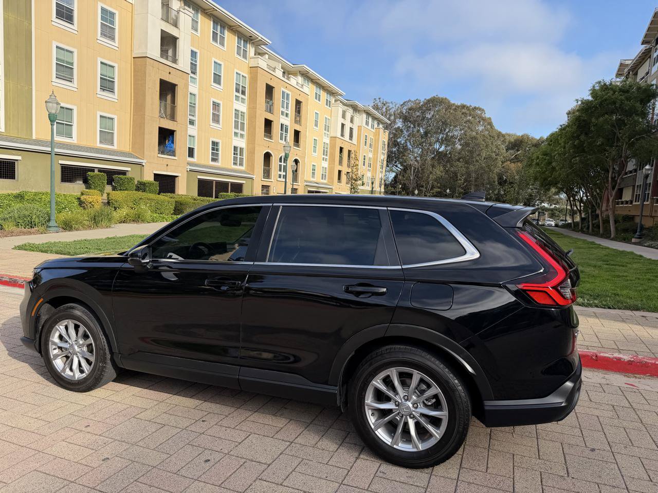 Used 2025 Honda CR-V EX-L image 17