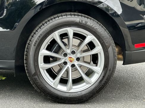 Certified 2025 Porsche Macan AWD/4WD image 30