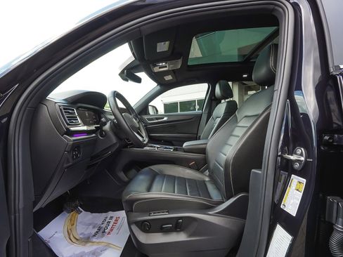 Used 2025 Volkswagen Atlas Cross Sport SEL AWD/4WD image 30