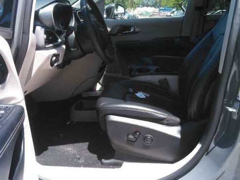 Used 2023 Chrysler Pacifica Touring-L FWD image 4