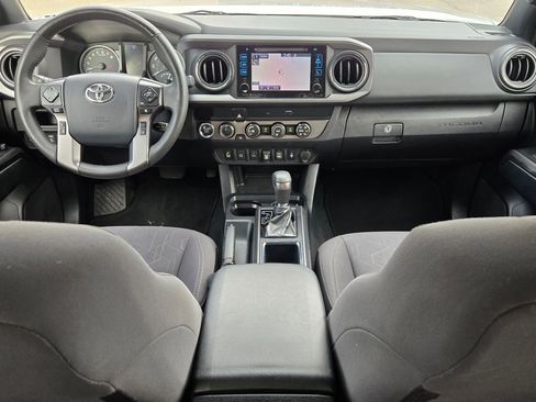 Used 2019 Toyota Tacoma TRD Off-Road w/ Technology Package AWD/4WD image 17