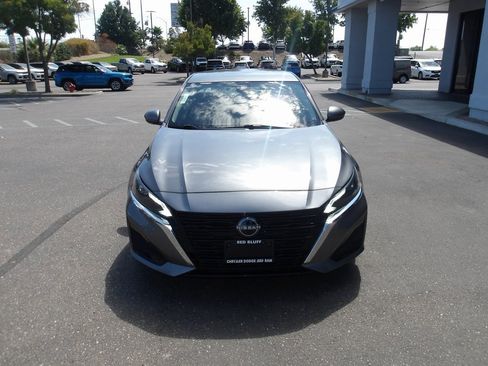 Used 2023 Nissan Altima 2.5 SV image 3