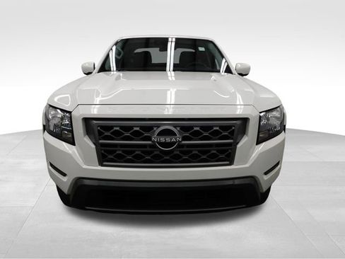 Used 2024 Nissan Frontier SV image 3