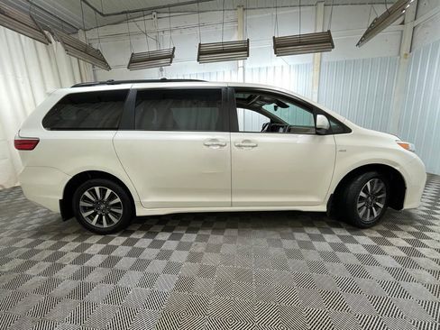 Used 2018 Toyota Sienna XLE Premium AWD/4WD image 26