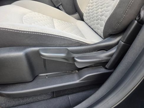 Used 2019 Chevrolet Equinox LS FWD image 10