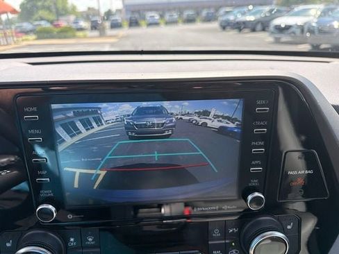 Used 2022 Toyota Highlander XLE AWD/4WD image 18