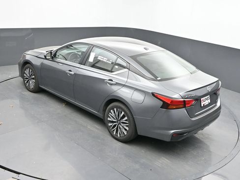 Used 2024 Nissan Altima 2.5 SV AWD/4WD image 17