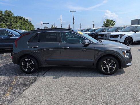 Used 2025 Kia Niro LX FWD image 2