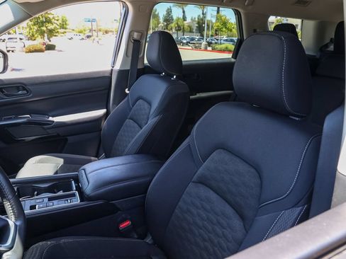 Used 2024 Nissan Pathfinder SV FWD image 15
