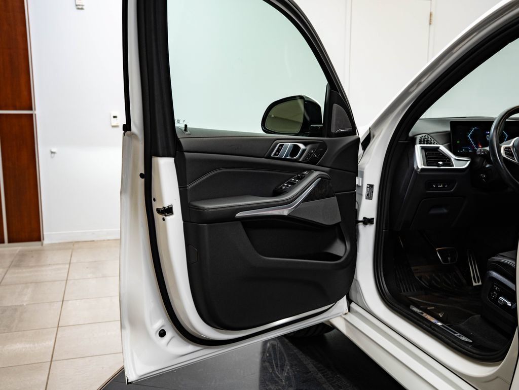 Used 2025 BMW X5 xDrive40i w/ M Sport Package AWD/4WD image 29