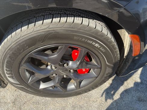 Used 2019 Chrysler Pacifica Touring-L Plus w/ Advanced Safetytec Group image 2