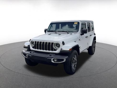 Used 2025 Jeep Wrangler Sahara image 4