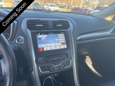 Used 2017 Ford Fusion SE w/ Fusion SE Technology Package image 19