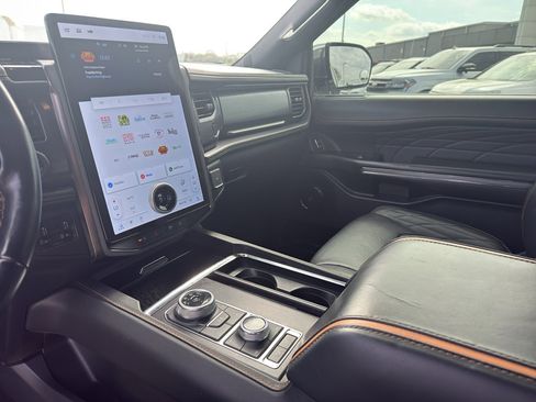 Used 2022 Ford Expedition Platinum image 11