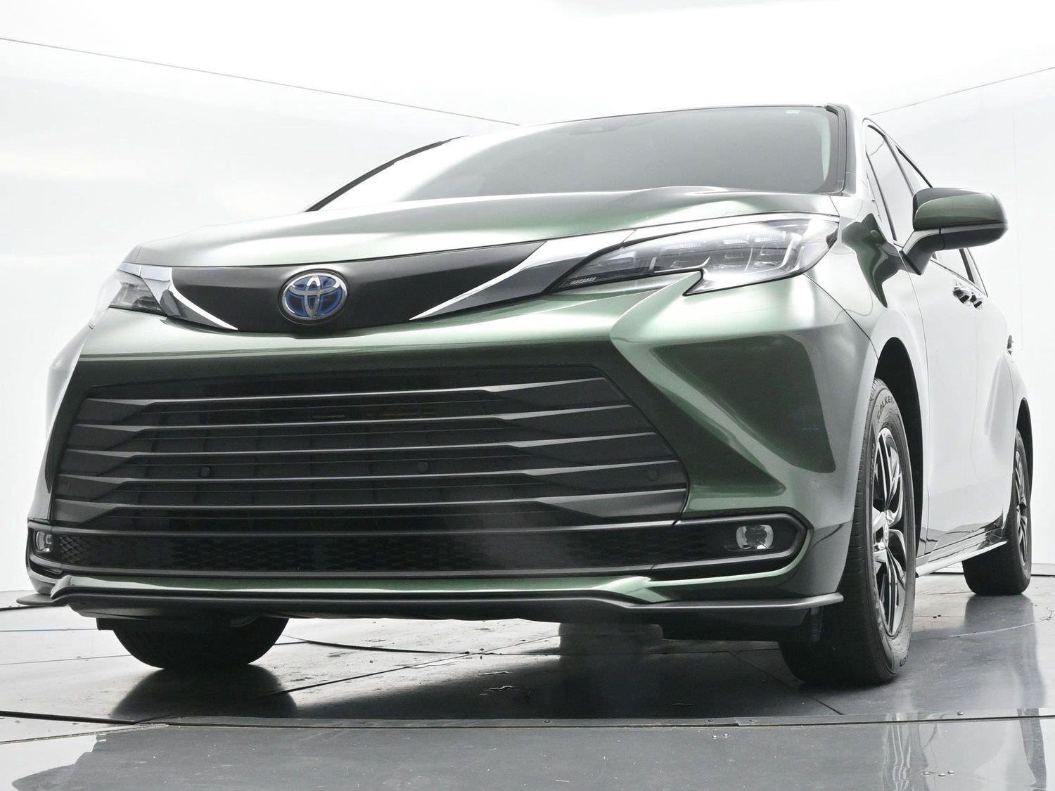 Used 2025 Toyota Sienna XLE FWD image 50