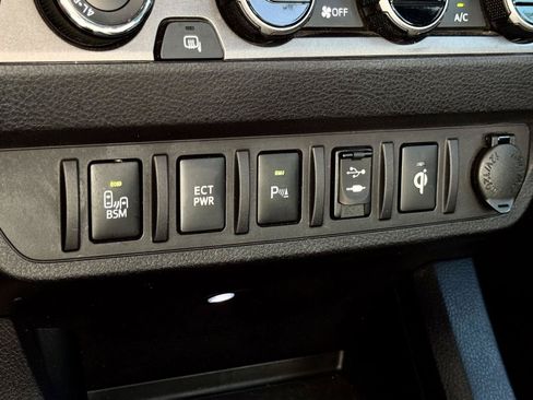 Used 2017 Toyota Tacoma TRD Off-Road AWD/4WD image 30