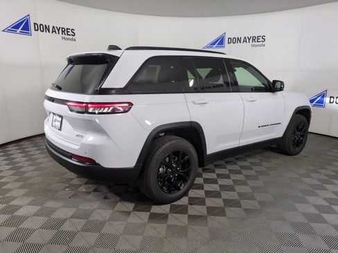 Used 2025 Jeep Grand Cherokee Altitude w/ Trailer Tow Package AWD/4WD image 8