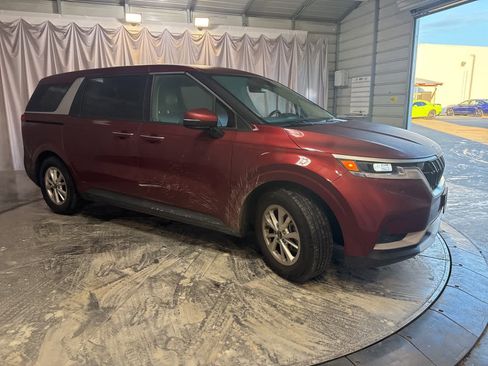 Used 2022 Kia Carnival LX image 2