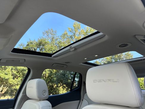 Used 2022 GMC Acadia Denali w/ Denali Technology Package image 17