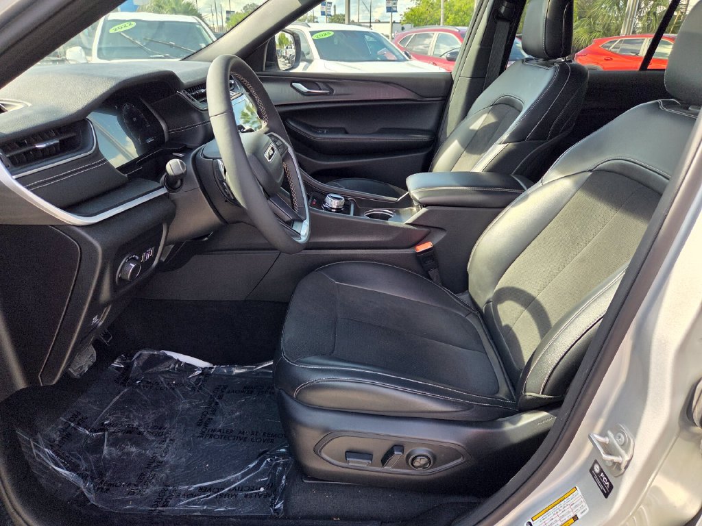 Used 2025 Jeep Grand Cherokee Altitude AWD/4WD image 5