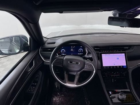 Used 2025 Jeep Grand Cherokee Limited w/ Luxury Tech Group II image 23
