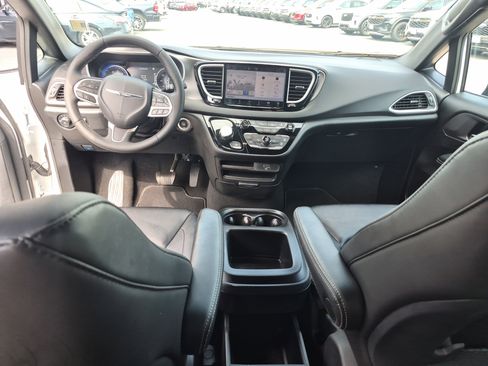 Used 2026 Chrysler Pacifica Select FWD image 19