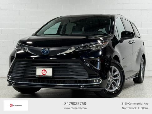 Used 2021 Toyota Sienna XLE FWD image 1