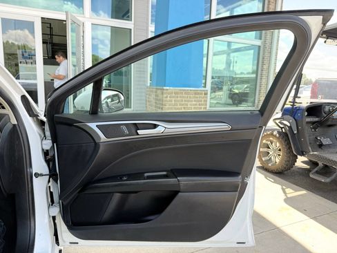 Used 2019 Ford Fusion SE FWD image 17