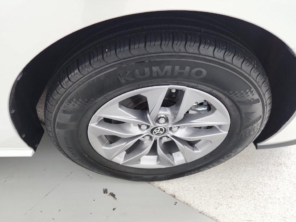 Used 2025 Toyota Sienna XLE FWD image 37