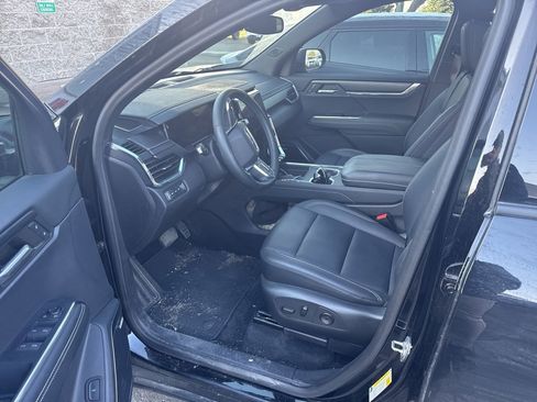 Used 2024 GMC Acadia Elevation w/ Luxury Package image 4