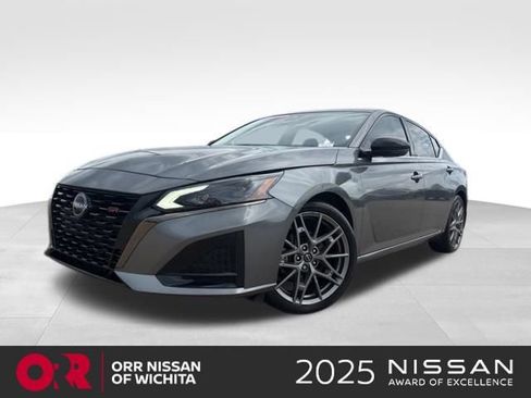 Used 2023 Nissan Altima 2.0 SR FWD image 1
