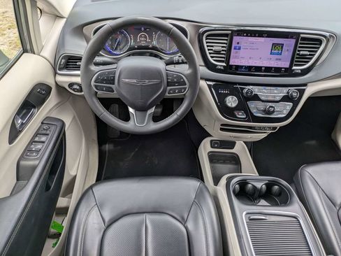 Used 2023 Chrysler Pacifica Touring-L FWD image 16