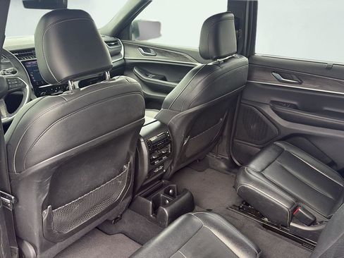 Used 2024 Jeep Grand Cherokee L Limited w/ Luxury Tech Group II image 18