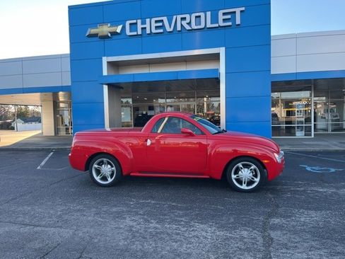 Used 2005 Chevrolet SSR w/ Preferred Equipment Group image 3
