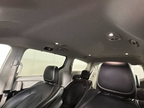 Used 2024 Chrysler Pacifica Touring-L FWD image 12