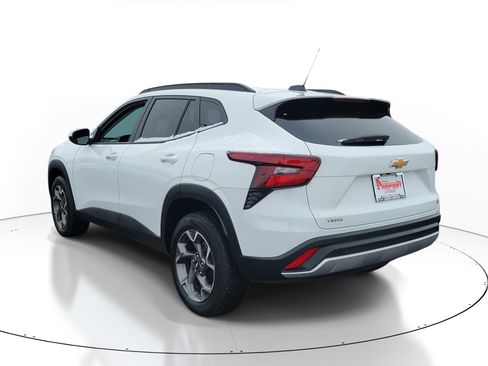 Used 2025 Chevrolet Trax LT image 3