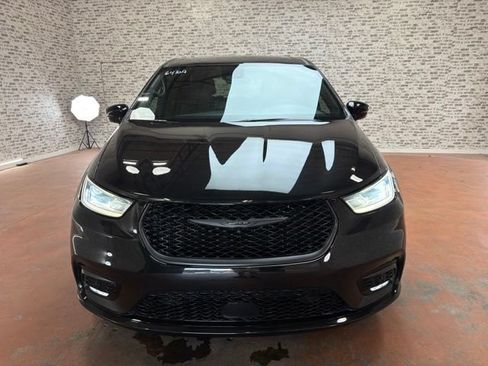 Used 2023 Chrysler Pacifica Limited w/ S Appearance Package FWD image 2