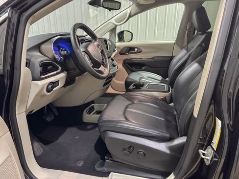Used 2024 Chrysler Pacifica Touring-L FWD image 11